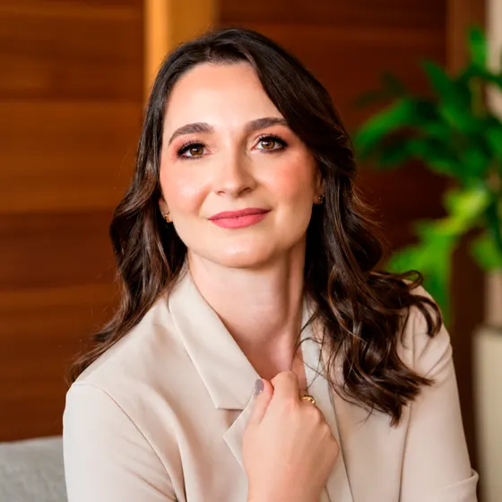 Nutricionista Cristiane Pavan sorrindo em seu consultório